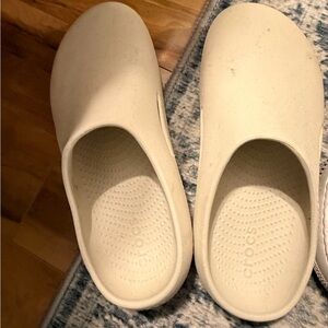 CROCS mellow Classic Cream Clogs